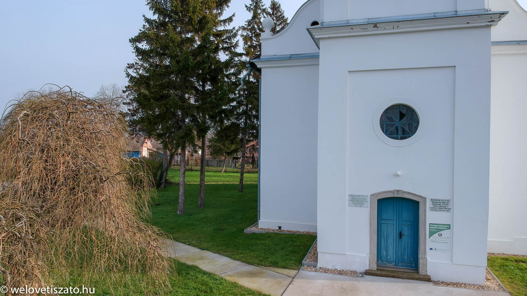 Tiszaigari református templom -felújított főbejárat