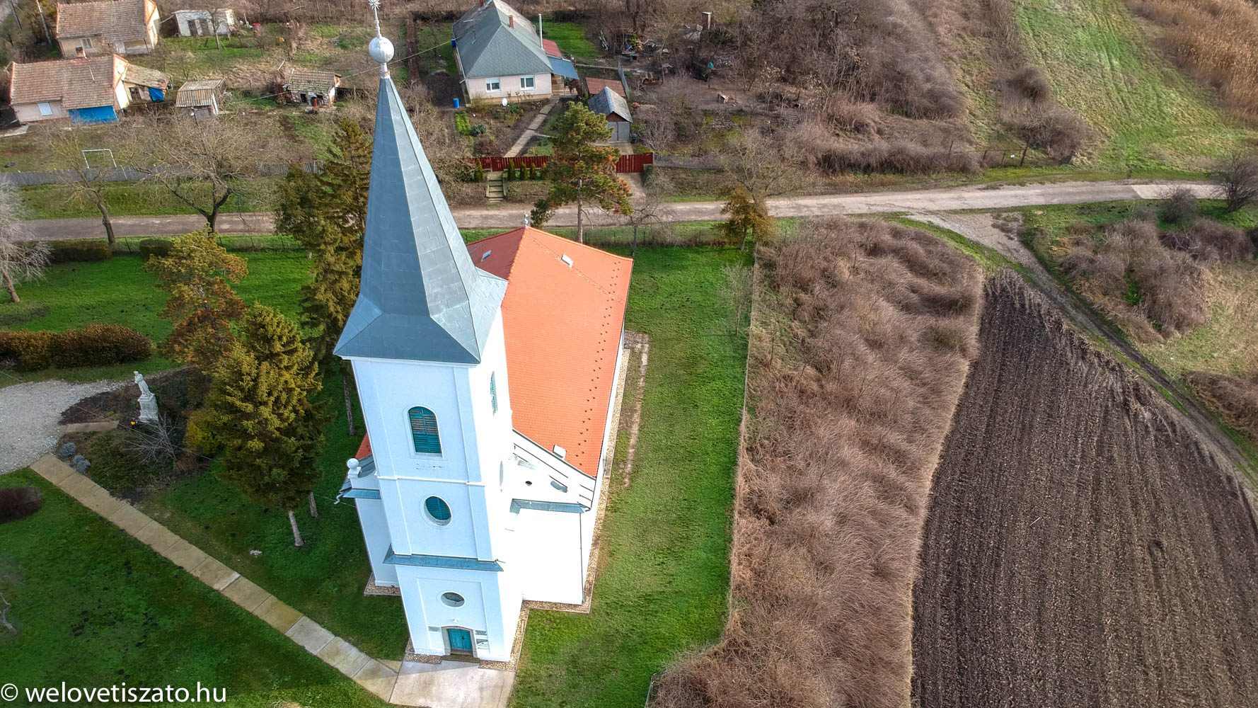 Tiszaigar református templom, az arborétum felé vezető út mellett