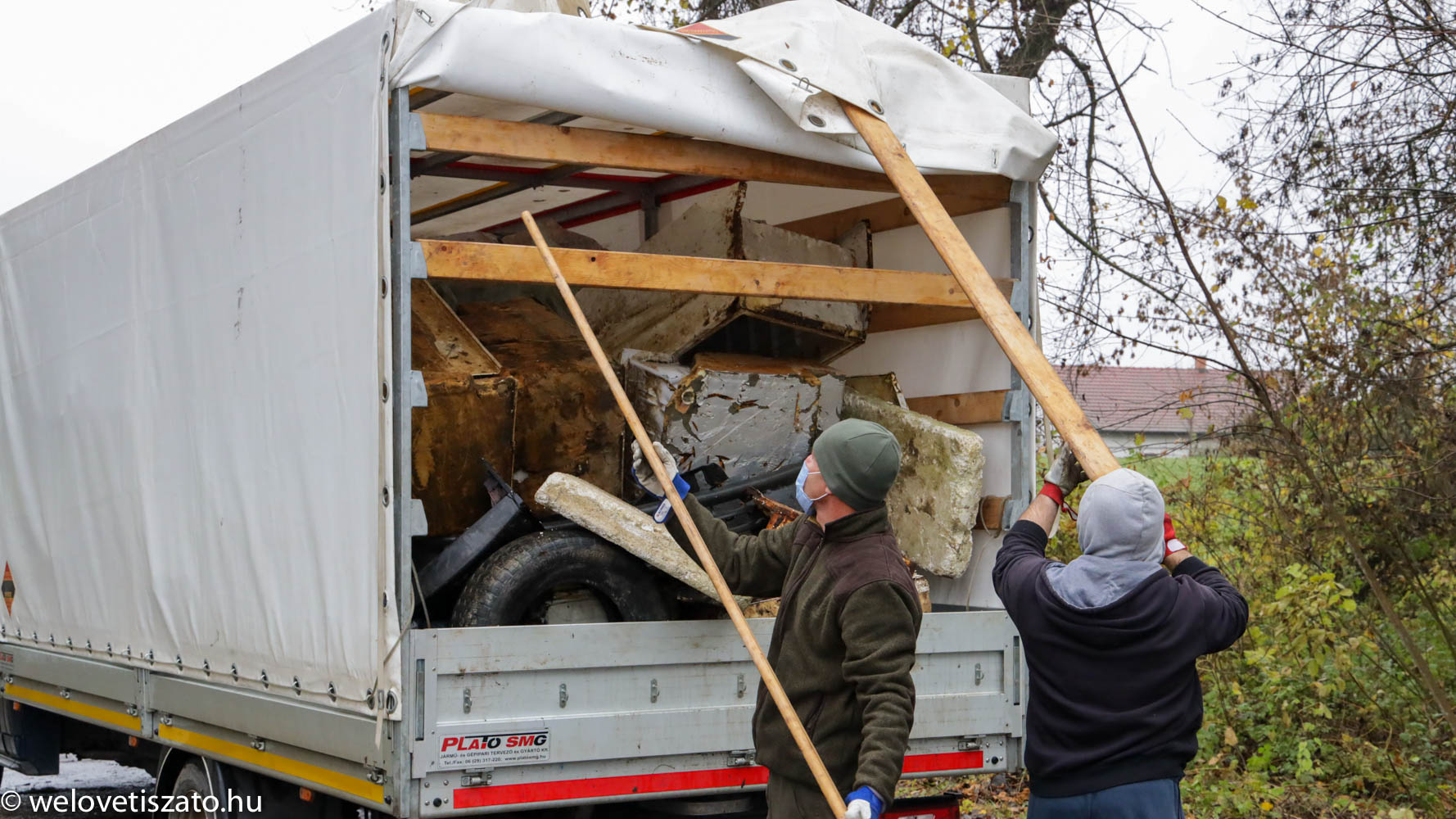 Tisza-tavi PET Kupa - tele a teherautó kommunális szeméttel