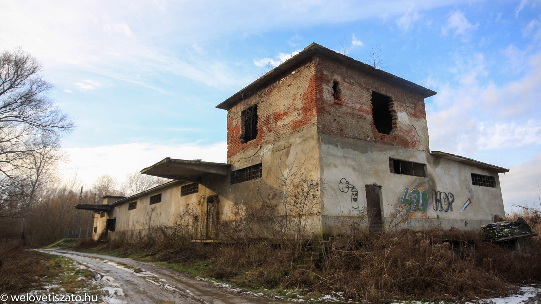 téli túra Tisza-tó - elhagyott raktér a régi uszály kikötőnél